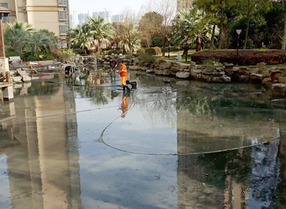 中兴镇景观池淤泥清理